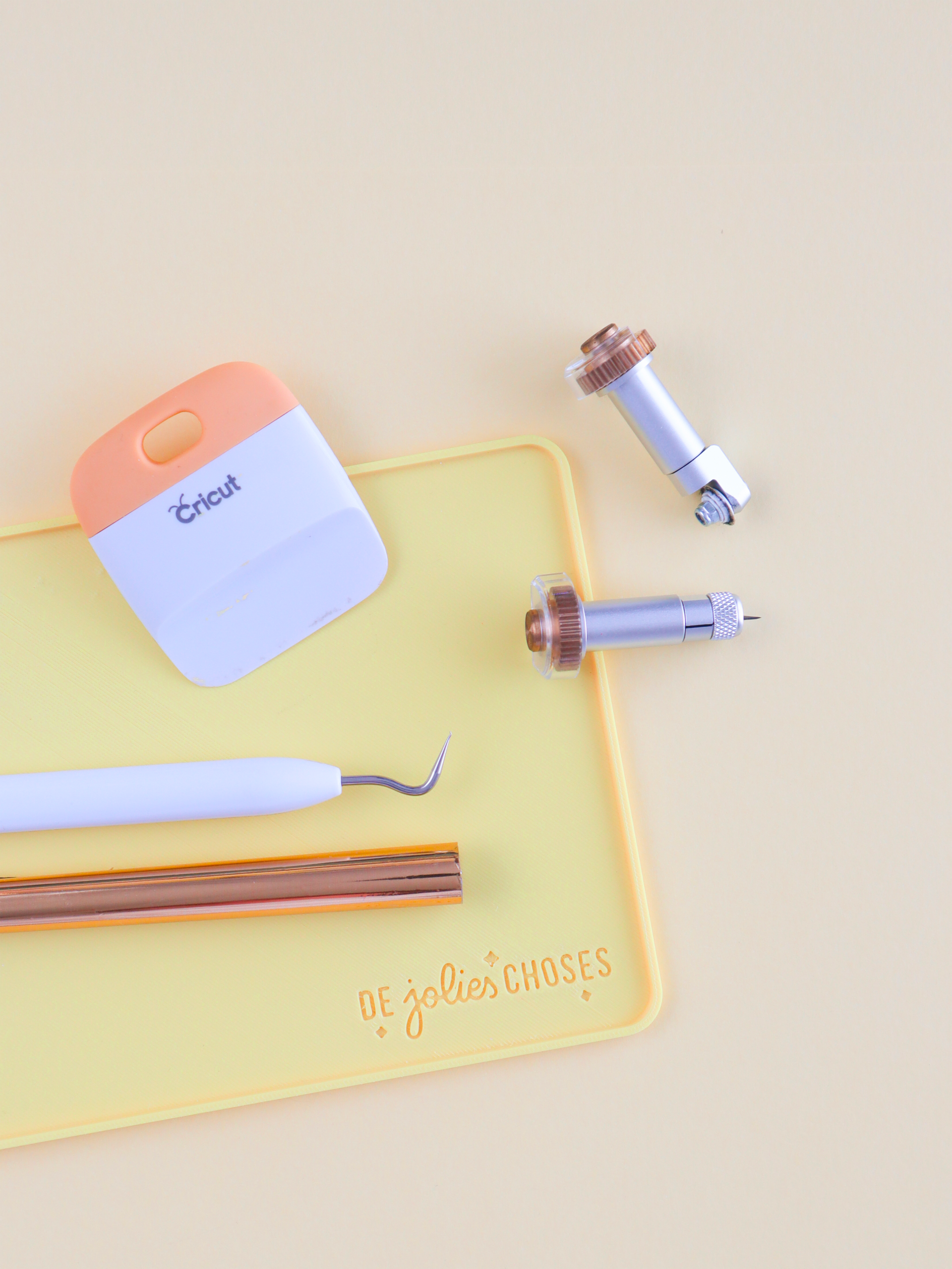 plateau jaune avec accessoires