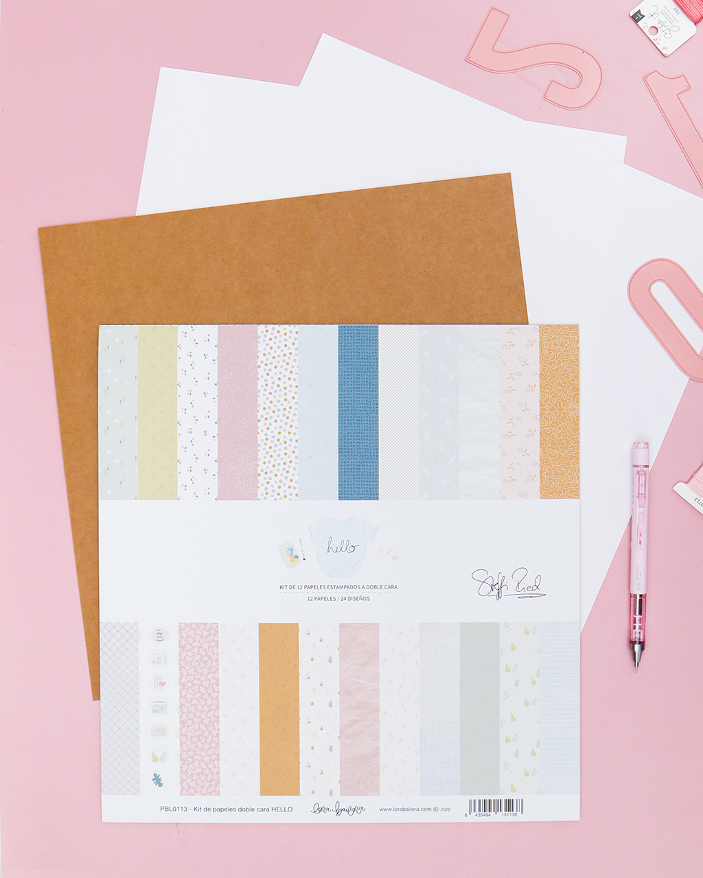 photo de mise en scène avec les papiers du kits